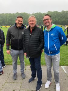 Fans mit Horst Hrubesch